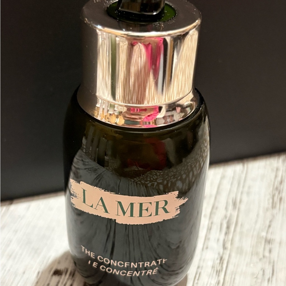 La Mer Concentrate in Black with Silver Cap
